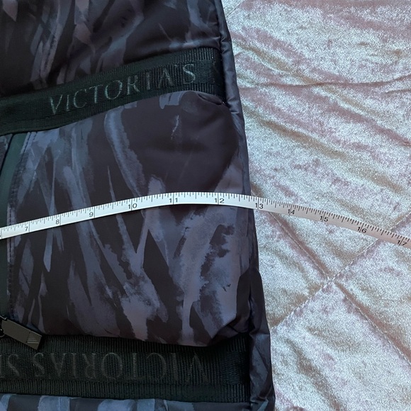 New without tags Victoria’s Secret small duffel bag. - Picture 7 of 10